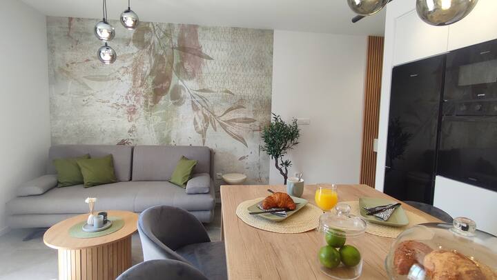 הסלון מחובר לפינת האוכל ולמטבח במרחב פתוח. לספה יש אזור שינה בגודל 80x200 ס"מ וניתן להרחיב אותה לרוחב של 160 ס"מ, כך שיש מקום נוח לשינה של אדם נוסף.