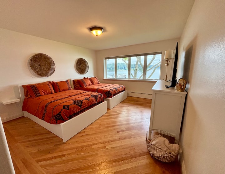 Dhoma e gjumit 2 ka 2 krevate të plotë dhe ka një banjë të aksesueshme përballë korridorit. Ka edhe një televizor të madh. 