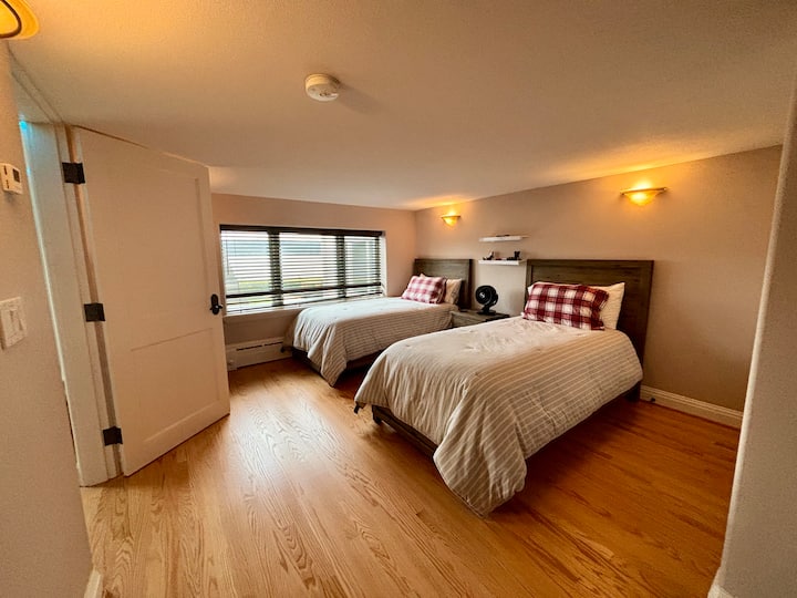 Dhoma e gjumit 4 ka 2 krevate dopio dhe ka një banjë të aksesueshme përtej dhomës së lojës. 