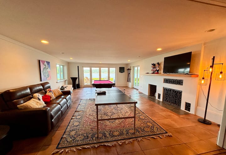 Dhoma jonë e dytë e ndenjjes është pjesë e dhomës së lojërave dhe ka një divan dopio