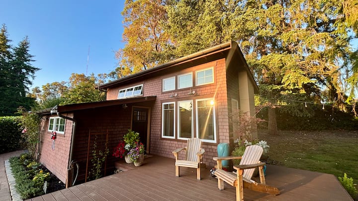 Ke më shumë se 12 vizitorë në grup? Prenotimi i vilës sonë të jep hapësirë për një total prej 16 vizitorësh. Pyet për shtimin e vilës së fshatit në qëndrimin tënd kundrejt një tarife shtesë. Vila nuk mund të prenotohet si e vetme. 