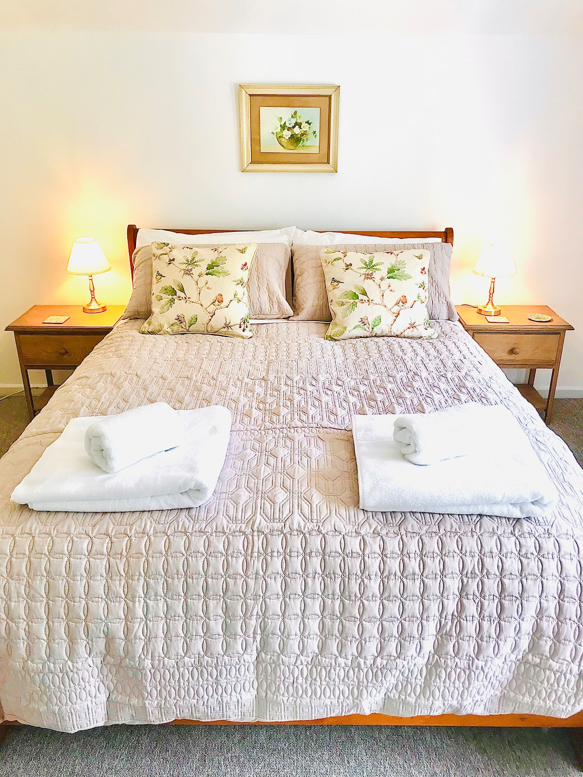 El dormitorio doble cuenta con una cómoda cama tamaño king con ropa de cama de alta calidad y alto número de hilos para una noche de sueño reparador.