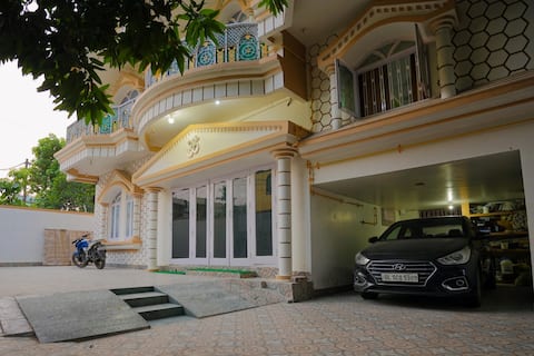 Luxury 4BHK Bunglow in Posh Colony