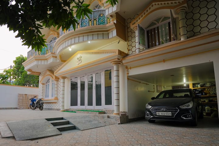 Luxury 4BHK Bunglow in Posh Colony