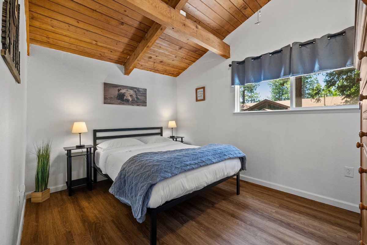 Втора спалня: голяма с открити греди - таван от Дугласова ела с вентилатор на тавана. Двойно легло и тоалетка.