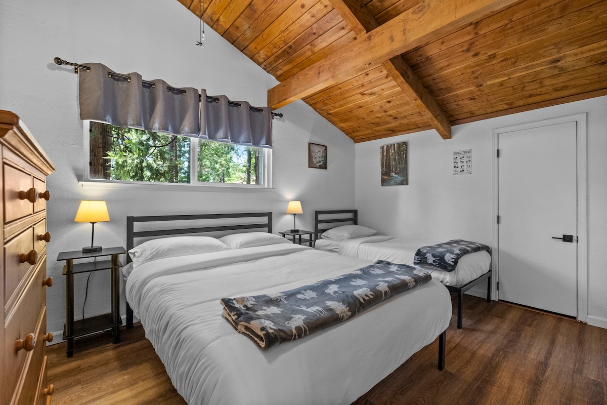 Трета спалня: двойно легло и две единични легла. Тоалетка и 24-инчов телевизор (възпроизвежда само DVD дискове). Отворете тавана на гредата с вентилатор на тавана.