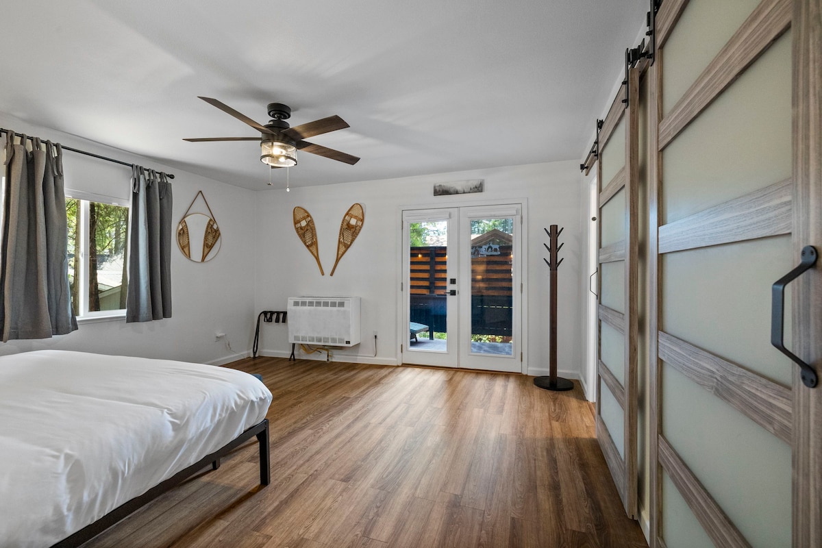 Майстор с двойни врати към самостоятелна слънчева тераса.