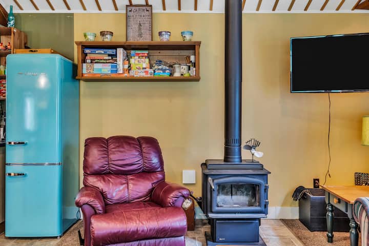 1/2 Acre Hideaway: Secluded Cabin, Fireplace, Lake - Alberta