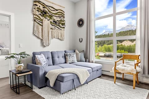 Popular Airbnb listing: Luxe 3BR Golden Hideaway |Top Floor, Balcony & BBQ in Golden