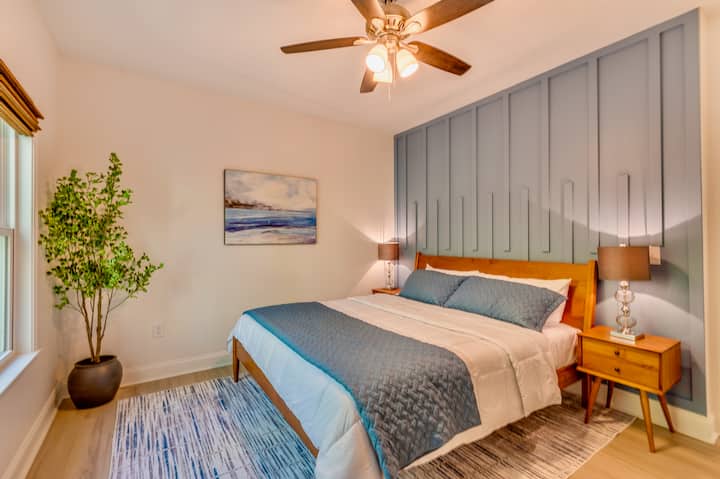 Amka ili upate mandhari ya ziwa yenye utulivu katika chumba hiki cha kulala chenye nafasi kubwa kilicho na kitanda cha kifalme na mwanga mwingi wa asili. Furahia mandhari tulivu bila kuacha kumbatio la starehe la kitanda chako.