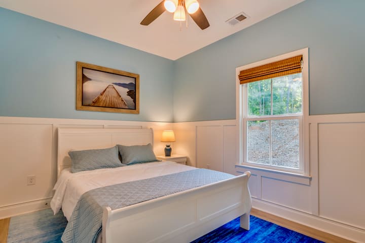 Chumba hiki rahisi cha kulala kinakupa kila kitu unachohitaji kwa ajili ya ukaaji wa kupumzika, ikiwemo kitanda aina ya queen, kabati la kujipambia na televisheni. Mwangaza laini wa asili huchuja kupitia dirishani, na kuunda sehemu tulivu inayofaa kwa ajili ya kupumzika baada ya siku moja ziwani.