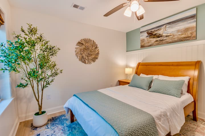 Amka ili kutuliza mandhari ya ziwa katika chumba hiki cha kulala chenye utulivu, kilicho na kitanda cha kifahari kilichowekwa kikamilifu ili kufurahia mandhari. Ni mapumziko tulivu yaliyoundwa kwa ajili ya usiku wa kupumzika na asubuhi za polepole, zenye mandhari nzuri.