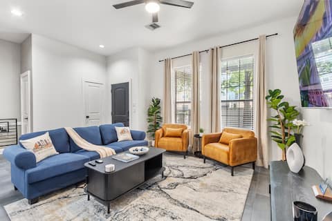 Top Airbnb: Be Someone HTX Parking, Steps to Convention Center in Downtown