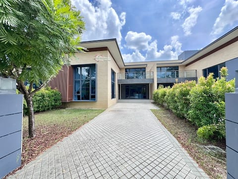 Forest City | Luxury Golf Villa Retreat @ 8–12Pax