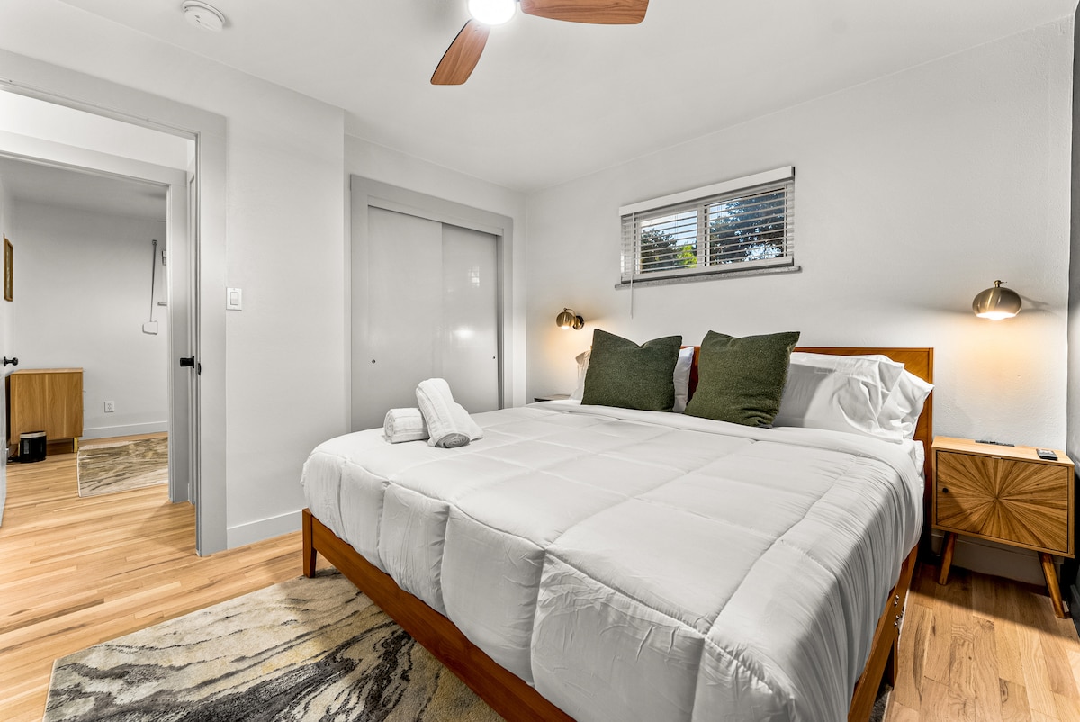 Dormez comme un roi dans la chambre principale avec un très grand lit.