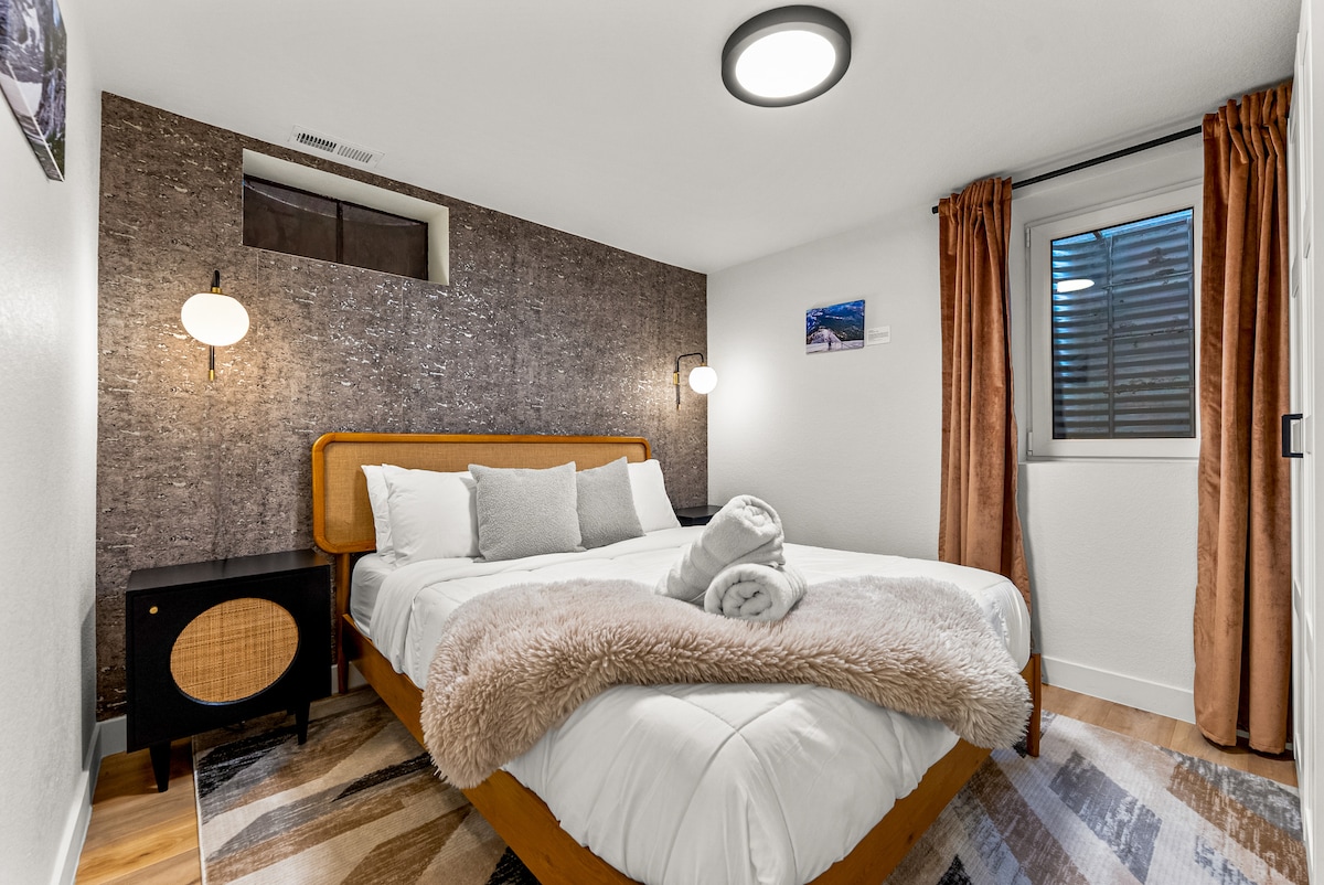 Lit queen size dans la deuxième chambre