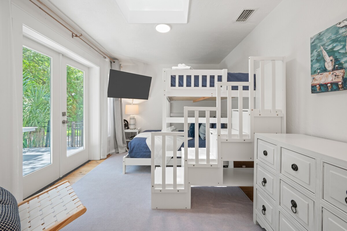 Спалната соба на спрат има душек со брачен кревет (широк 150-179 см) на долниот спрат и целосен душек на горниот спрат. Во оваа спална соба има прекрасен прозорец на таванот и паметен телевизор, како и француски врати со завеси за затемнување. 