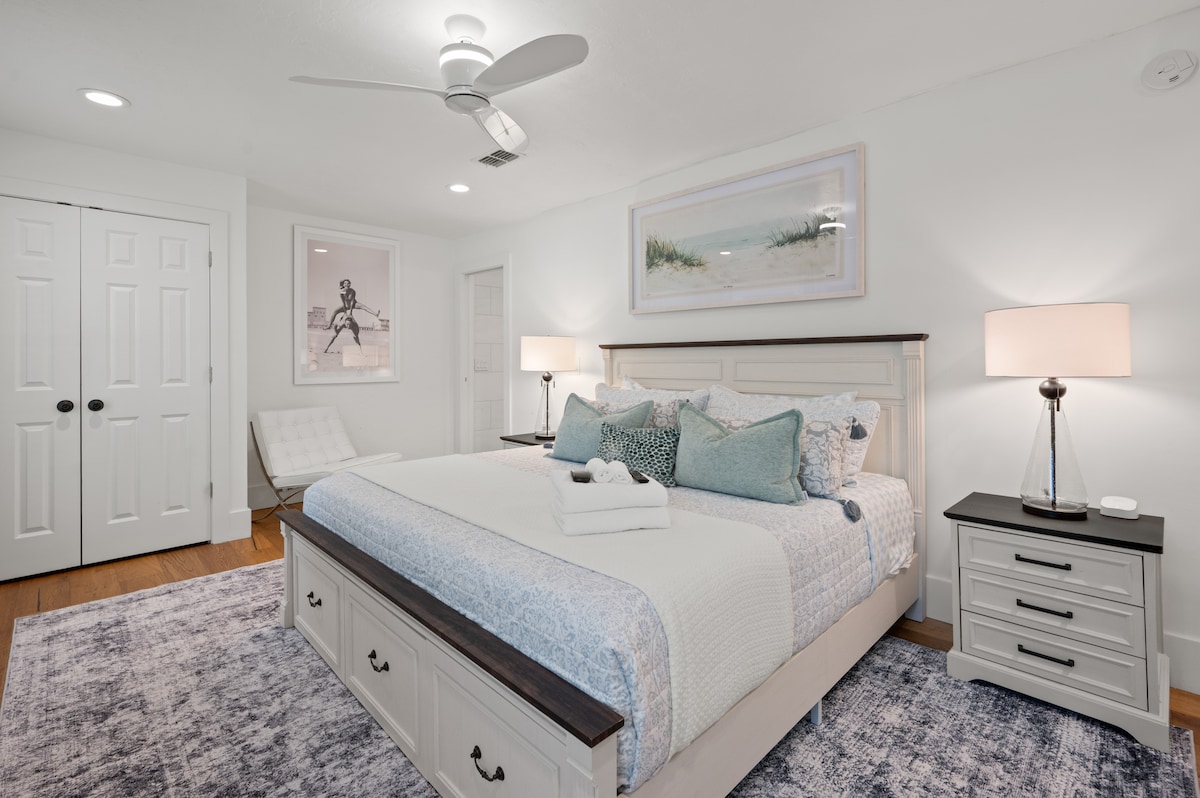 Опремен со удобен брачен кревет (широк 150-179 см), многу светлина, складиште и паметен телевизор, овој главен апартман е совршено место за одмор по денот поминат на плажа! Неодамна реновираната сопствена главна бања вклучува двојни мијалници, туш и самостојна када. 