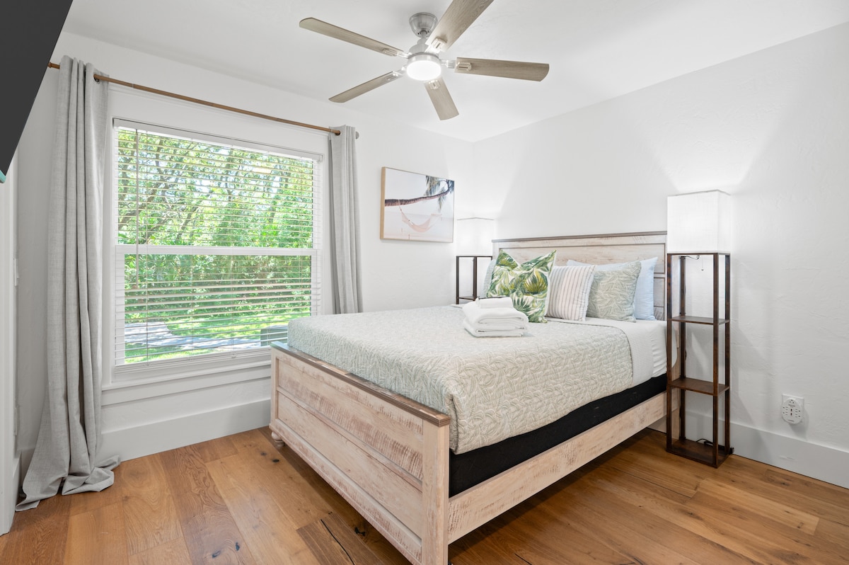 Оваа прекрасна спална соба има брачен кревет (широк 150-179 см), тавански вентилатор, паметен телевизор, катче за читање, плакар, пространа сопствена бања и прекрасен поглед на дворот. 