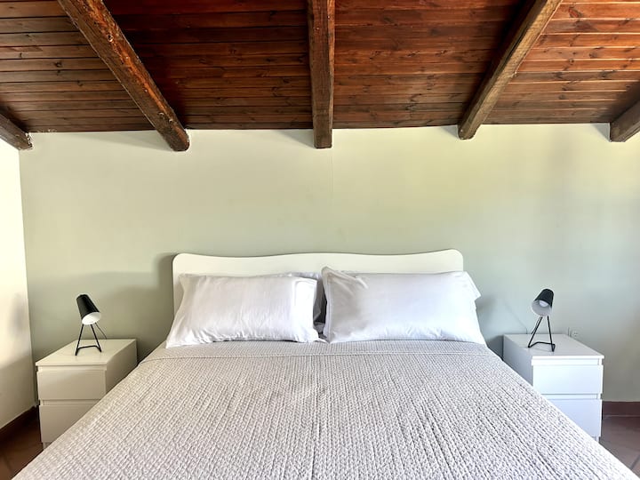 Habitación triple. Una cama doble, 2 camas individuales. 
Armarios grandes y cómoda. 
Televisor
Baño fuera de la habitación

Aire acondicionado / calefacción