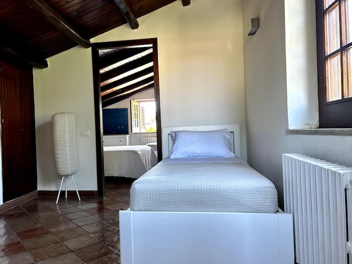 Este es el salón del segundo piso con: 
Aire acondicionado y ventana
1 cama individual, 
1 puf que se puede abrir para un invitado,
1 habitación triple con armario grande,
1 baño con inodoro, bidé y lavabo con espejo.