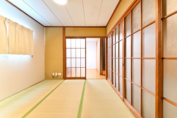 これは畳の部屋です。布団を敷いてここで寝ることができます。