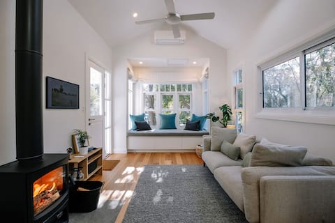 Woodlands Cottage: Leura, Pool table, Fireplace