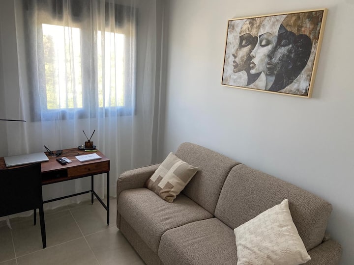 Кауч на спуштање со големина на душек: 1,40 x 2,00м. Овој кревет може да се преклопи и е погоден за 1 лице до 120 кг,
Собата има ролетна (ролетна) и може целосно да се затемни.