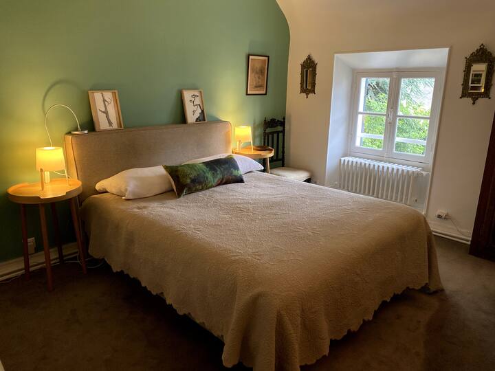 חדר שינה 1 המשקיף על הגינה היפנית והכביש