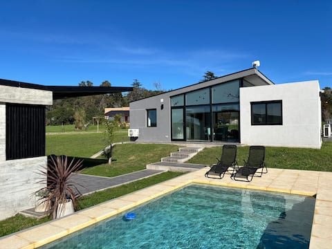 Modern House: Grill & Pool in Downtown