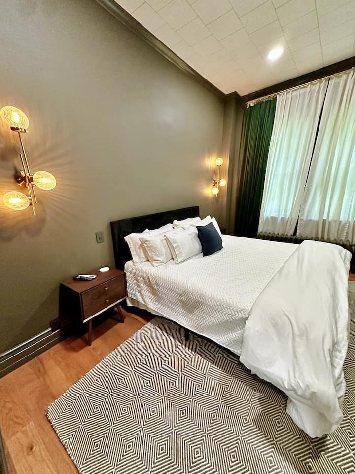 Dhomë gjumi kryesore me krevat dopio "king" dhe perde të errëta