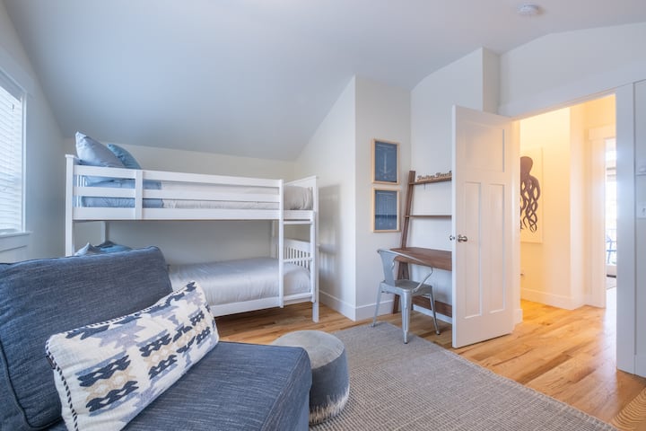 Chaque voyageur mérite un endroit où il se sent chez lui. Cette chambre à lits superposés accueillante a été conçue pour le confort, les échanges et un peu d'aventure en plus.