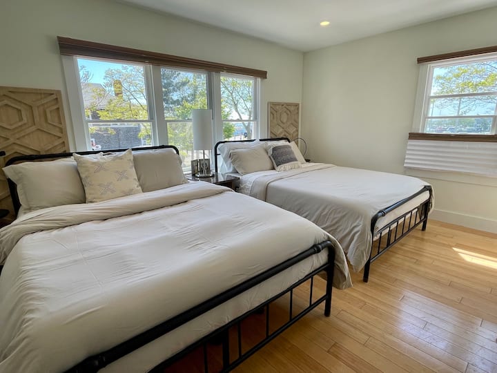 Priestranná spálňa s dvoma manželskými posteľami s pamäťovou penou pre pokojný spánok. Obsahuje dva stojany na oblečenie pre jednoduché skladovanie a zatemňovacie žalúzie, ktoré zabezpečujú súkromie a nerušený odpočinok, a to vo dne i v noci.