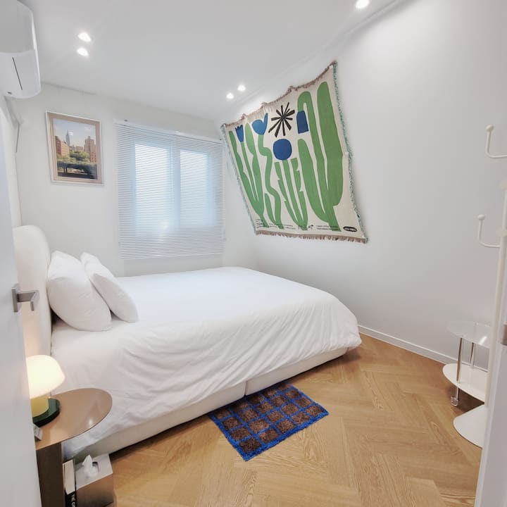 Chumba cha 1 cha kulala, chenye 'kijani kibichi, kahawia, bluu' kama rangi ya ufunguo, kina kitanda chenye ukubwa wa K,
Ina matandiko ya pamba na magodoro ya kifahari yanayotolewa kwa hoteli za nyota 5 na [mito ya msingi 2p, mito ya chini 2p] yenye urefu tofauti.

Kuna watu wengi ambao hubeba mito binafsi kwenye safari zao kwa ajili ya kulala vizuri usiku, kwa hivyo tumeandaa aina mbili ili kupunguza usumbufu.