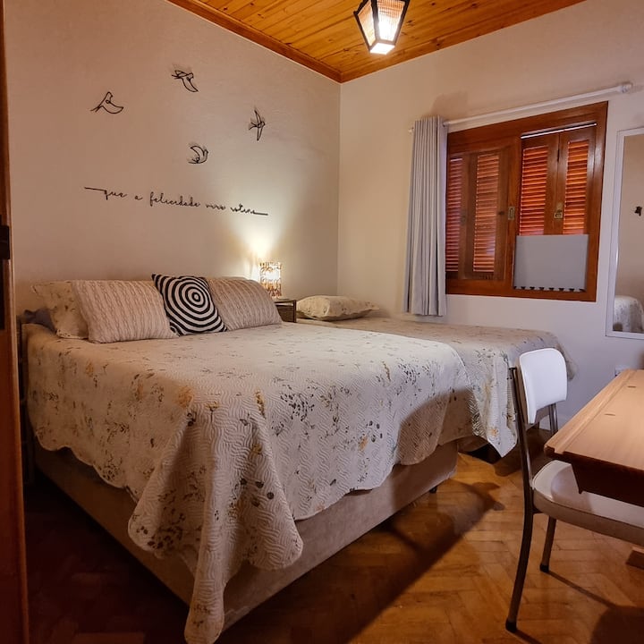 10 m² pour 3 personnes maximum : un lit double, un lit simple. Télévision 32" avec Fire TV, son, bureau avec chaise, placard ouvert avec cintres, 2 tiroirs, 2 lampes, porte-manteaux, miroir pleine longueur, petit ventilateur et rideaux occultants.