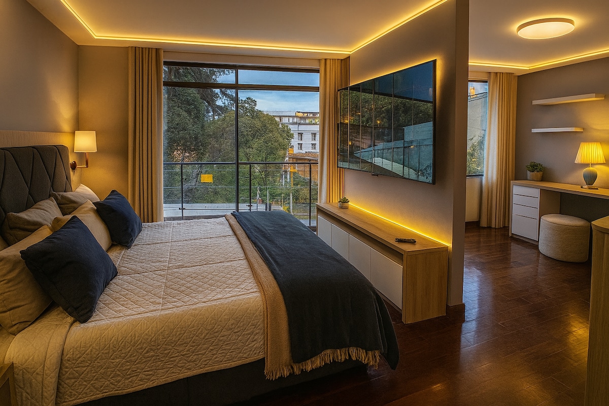 Glavna spavaća soba s pametnim televizorom od 65 inča i gumbom za slučaj nužde, sustavom Alexa i vlastitom kupaonicom