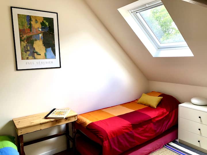 chumba cha kulala cha kawaida. Kitanda 1 160*200 au vitanda 2 80*200 au chumba cha mtoto/mtoto kilicho na kitanda cha mwavuli na kizuizi cha usalama. 