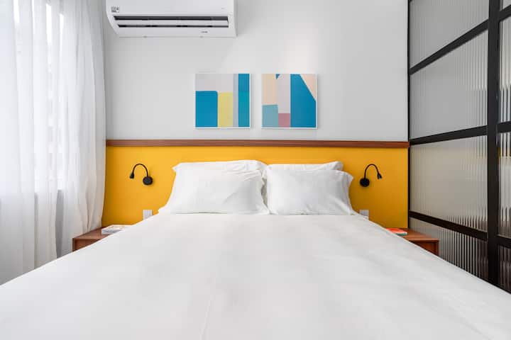 Manželská posteľ s prémiovou bielizňou, štyrmi vankúšmi, zatemňovacím závesom a klimatizáciou.