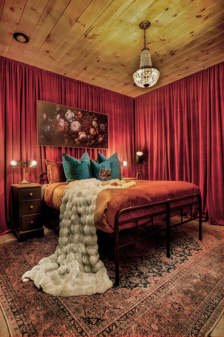 Გაისეირნეთ ველურ ბუნებაში, უბრალოდ, ნუ გადახვალთ ჭაღიდან... ამისთვის საცეკვაო ბოძი გვაქვს!