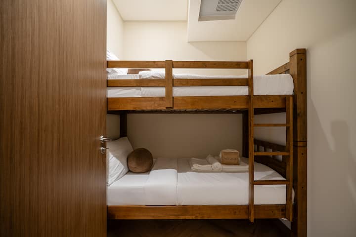 Sehemu ya kukaa ya kimtindo na ya vitendo iliyo na kitanda cha kustarehesha chenye mashuka safi na bafu maridadi lenye bafu la kisasa. Inafaa kwa marafiki, familia, au makundi yanayotafuta starehe na urahisi katika sehemu iliyobuniwa vizuri.