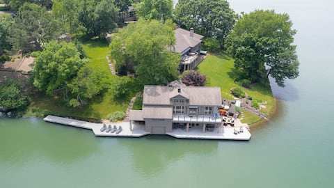 Lake views from every room, very own peninsula