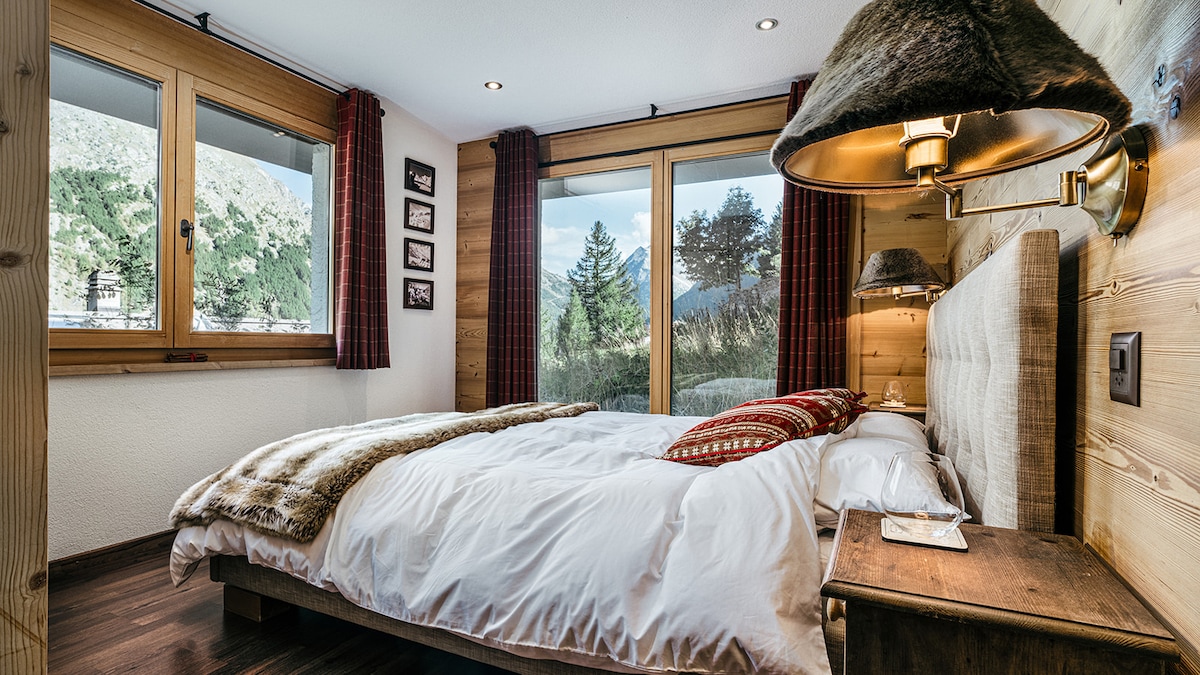 Cuarto dormitorio con cama doble, baño privado y terraza. El segundo y cuarto dormitorio comparten un baño en la planta baja. 