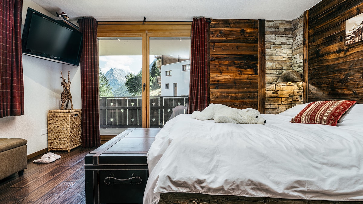 Dormitorio principal con balcón grande y baño privado. 