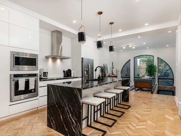 London Style Muse in Heart of Montreal