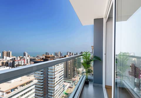 Luxe High floor king 4br/3ba Pool Gym 1000mbps