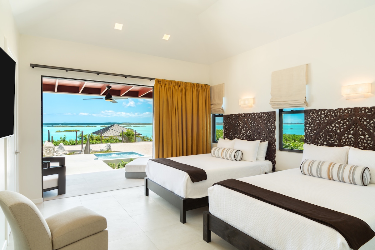 Dormitorio principal de la villa en la planta baja (2 camas tamaño queen)