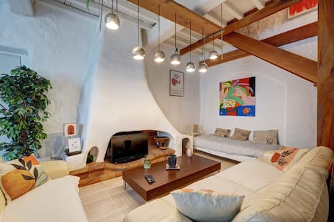 Large home for 8, parking. South Lyon. Eurexpo