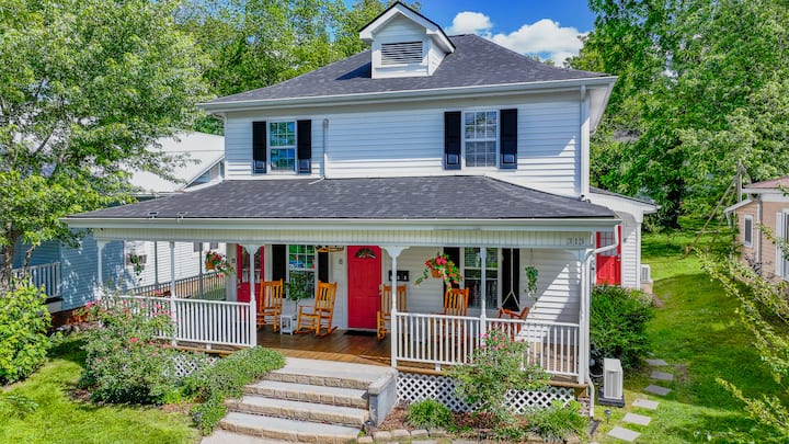 Charming Downtown Farmhouse (walk everywhere!)