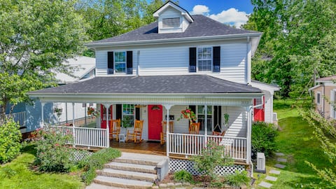Charming Downtown Farmhouse (walk everywhere!)