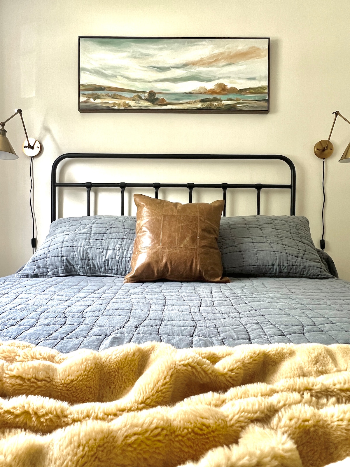 Cómoda cama Casper y ropa de cama y almohadas de calidad.  Cómodas junto a la cama, portaequipajes y ganchos para tu estancia.  Almacenamiento debajo de la cama para maletas.